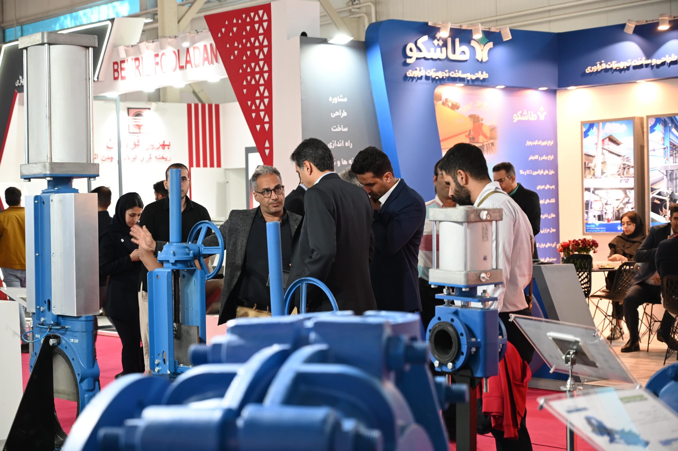 DSC_5145-min iranconmine-expo-booth-crowd-2