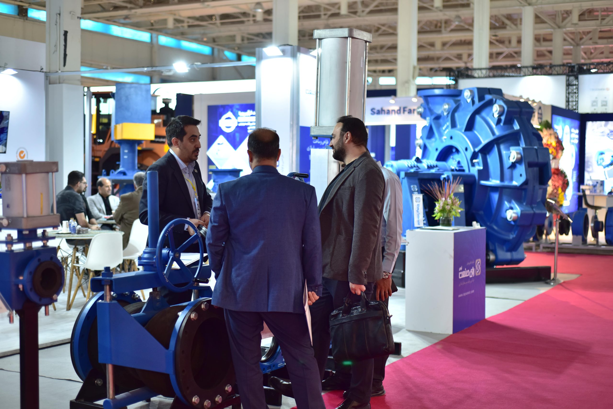 XMD_6450-min iranconmine-expo-booth-crowd